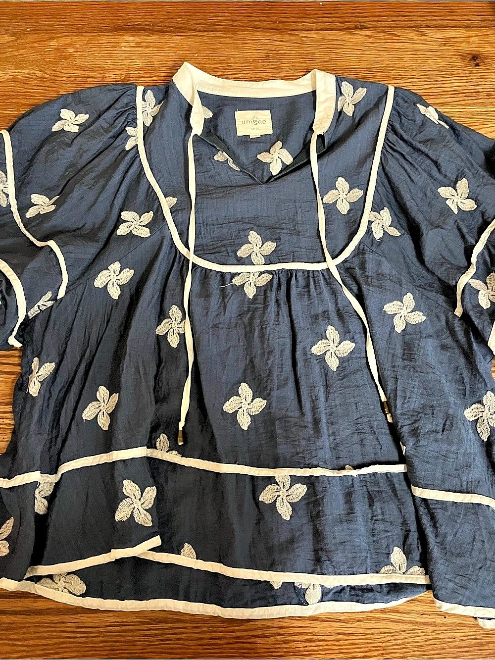 Umgee Floral Blouse in Blue & White Size Large Like New